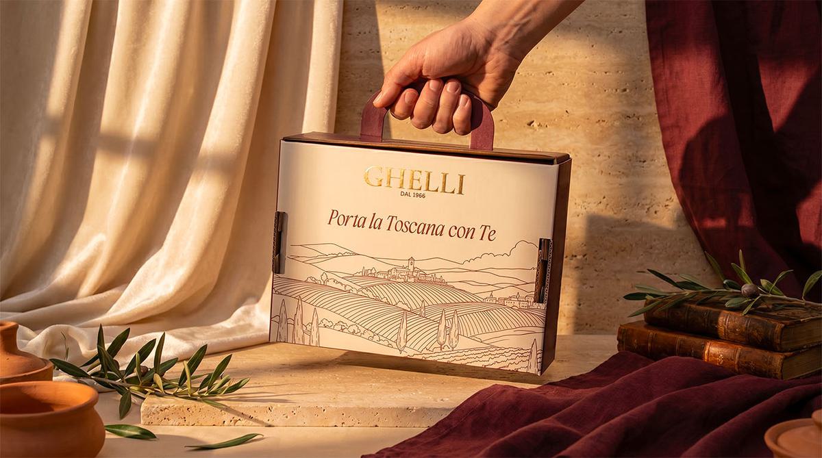 Valigetta regalo Ghelli aperta con selezione di salumi toscani DOP — confezione elegante per la GDO e gift set aziendali